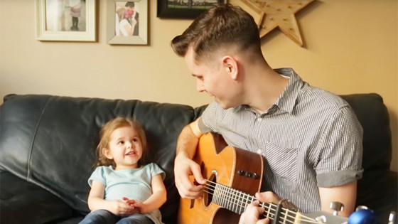 Pai e filha cantam música do Toy Story Pai e filha cantam música do Toy Story